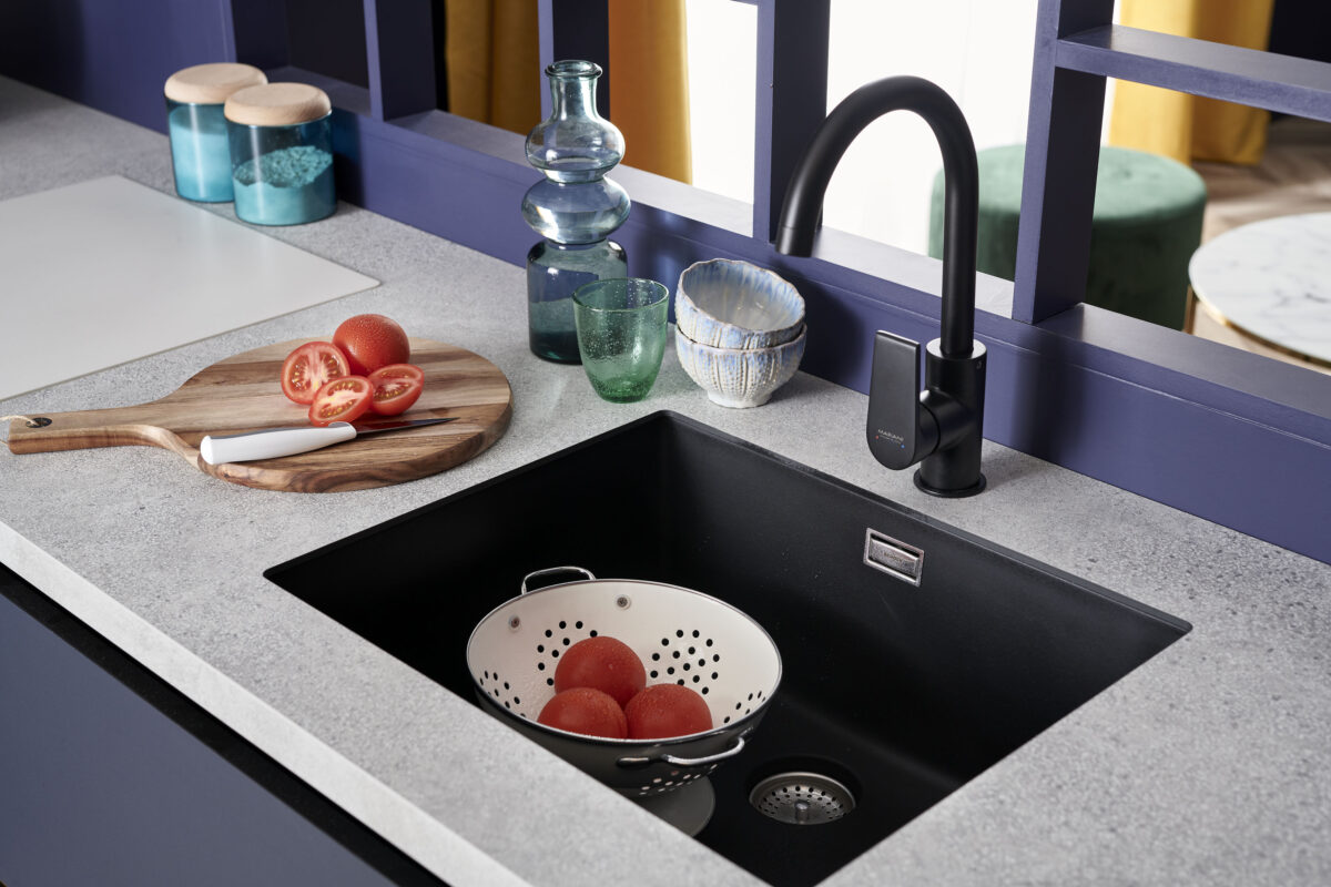 Ein untergebautes
Spülbecken mit einer Schichtstoff-Arbeitsplatte – dank dieser Innovation aus dem
Hause SCHMIDT kann man sich nun ohne Weiteres diese Sorte von Abwaschbecken
leisten.