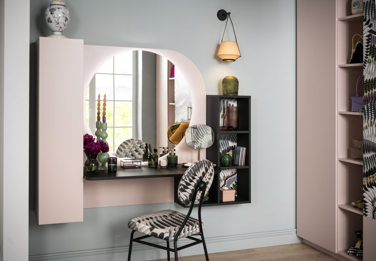 Der kleine Schminktisch im Ankleidezimmer ist ebenfalls mit den Dekoren „Prête-Moi Ta Plume“ und „La Vie En Rose“ gestaltet.