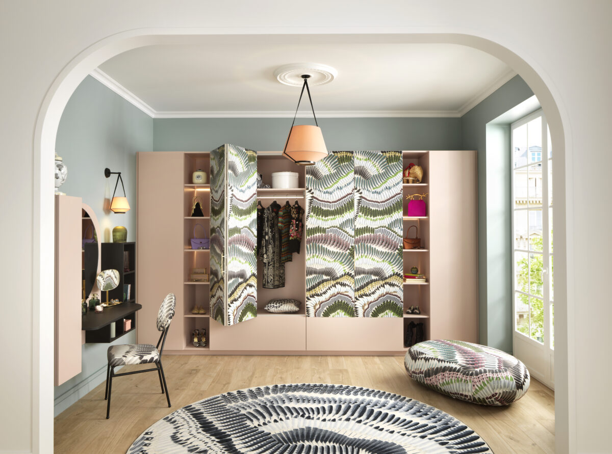 Im Ankleidezimmer wird die Statement-Front mit dem farbenfrohen Feder-Design für die Falttüren eingesetzt. Der Rest des Schrankes strahlt in dem sanften Blush-Ton „La Vie En Rose“.