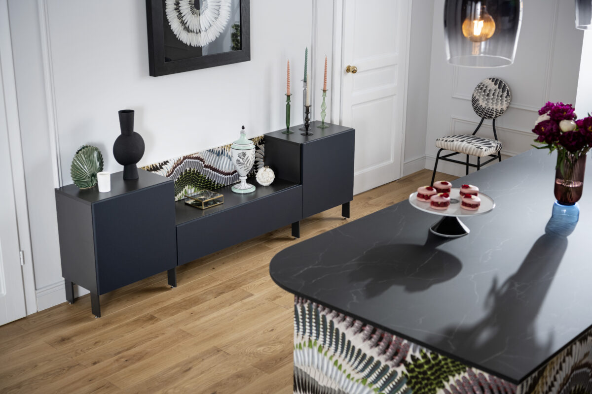 Das Sideboard im offenen Wohn-, Koch-, und Essbereich wurde mit den gleichen Dekoren gestaltet und fügt sich so ins Raumbild nahtlos ein.
