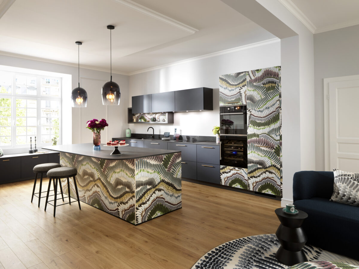 Mit Christian Lacroix Maison und SCHMIDT haben sich
zwei Kompositeure modernen Lifestyles zum zweiten Mal zusammengetan, um ein
maßgeschneidertes Wohndesign zu entwerfen. Das exklusive Dekor mit dem Namen
„Prête-Moi Ta Plume“ zeigt eine wirbelnde Anordnung von vielen mehrfarbigen Federn.