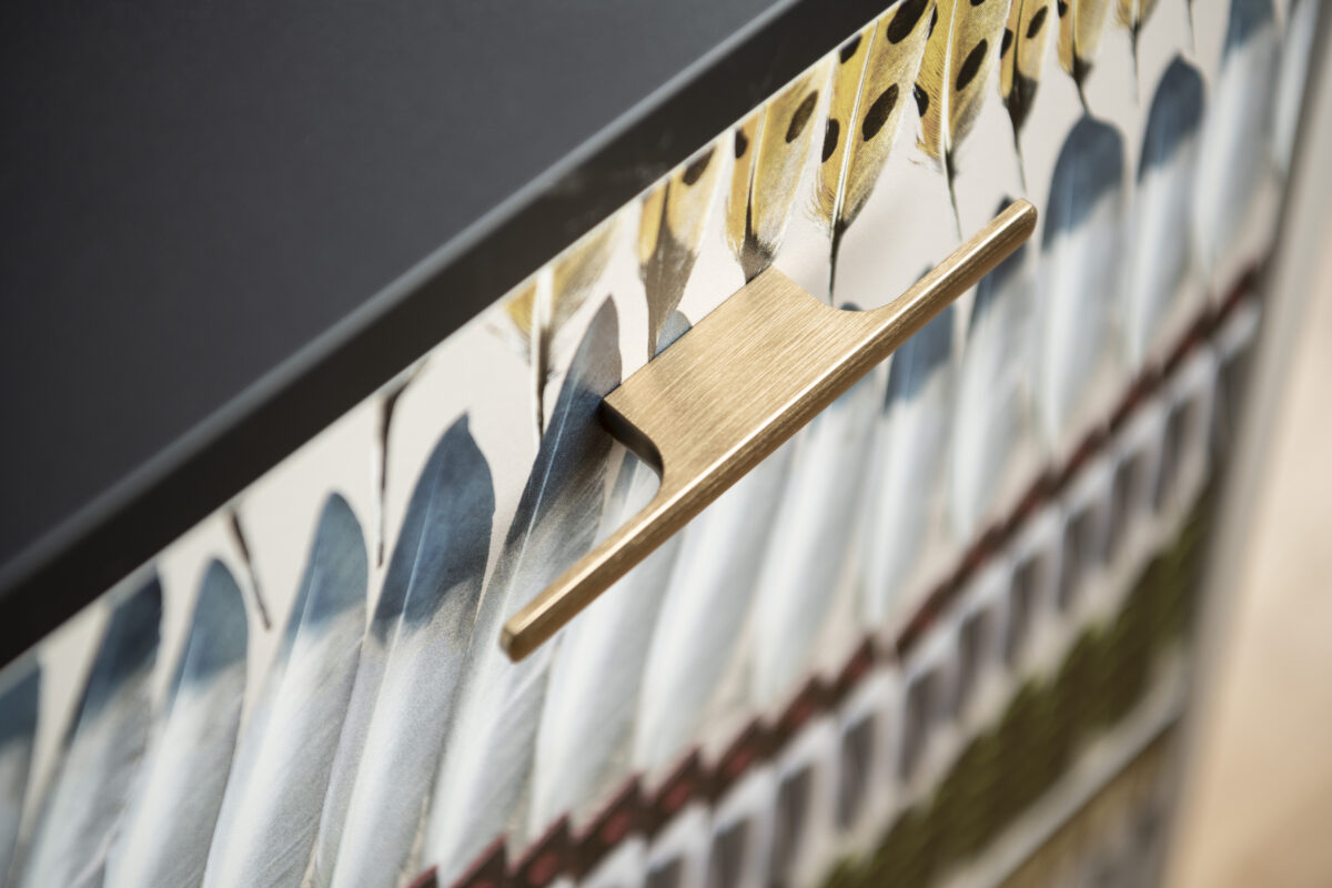 Die goldenen Griffe der Fronten runden das extravagante und trotzdem elegante Erscheinungsbild der Designküche ab.