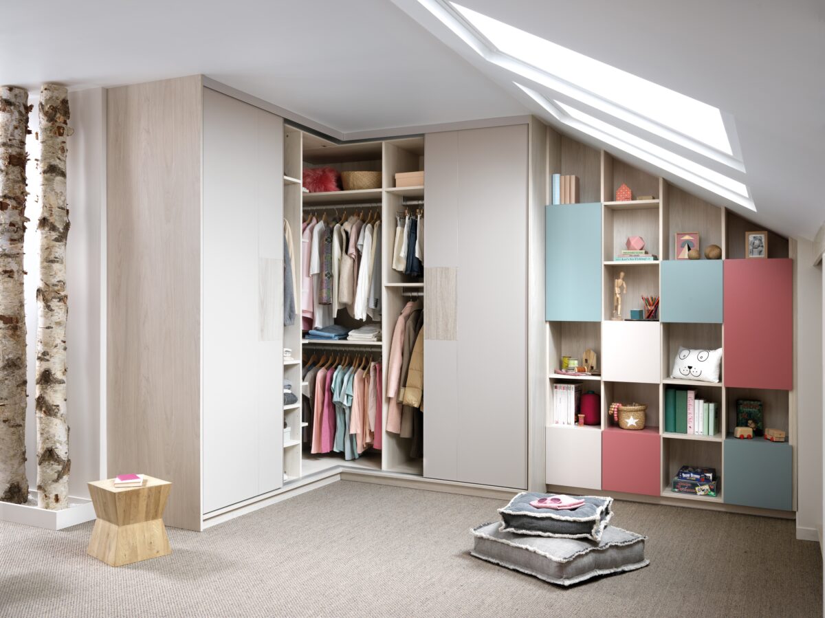 Das Ankleidezimmer für die Kinder folgt dem gleichen verspielten Farbschema wie die Gestaltung des Kinderzimmers selber.