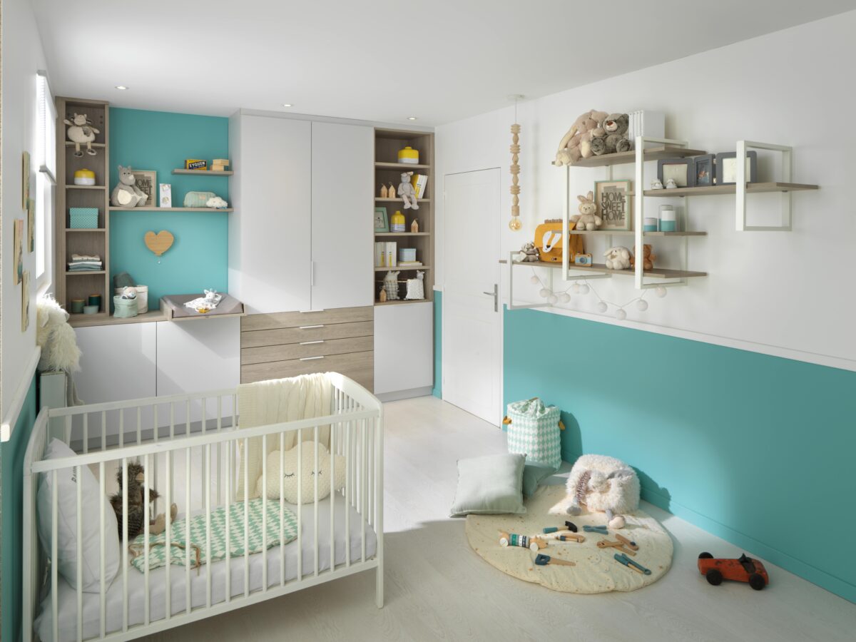 Dieses Baby- und Kleinkindzimmer bietet alles, was das Herz begehrt: Wickeltplatz, Stauraum, Bettchen und ausreichend Platz zum spielen.