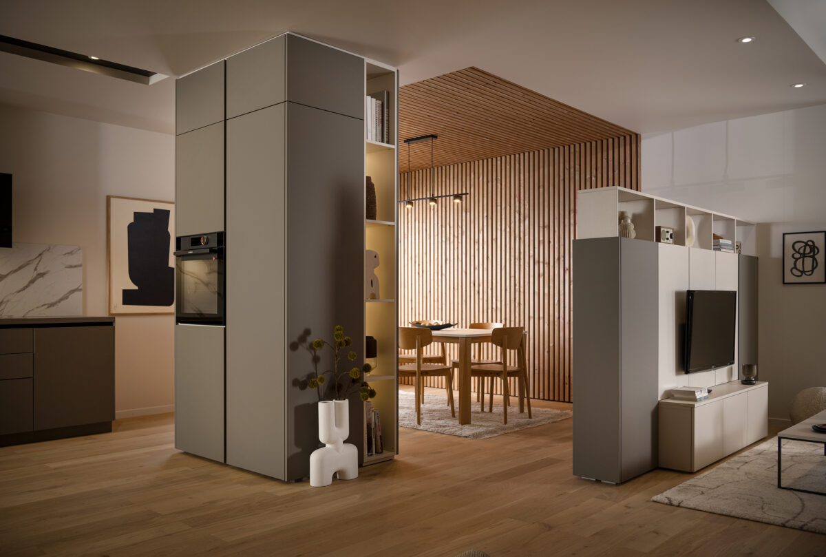 Das Design der Küchenmöbel sollte vor allem bei offenen Wohnraumkonzepten in den Wohnbereich einfließen.