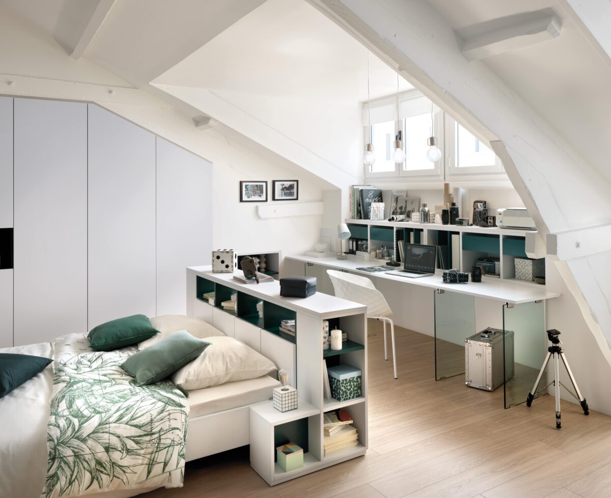 Passgenaue Schränke, Regale und Büromöbel machen aus diesem Schlafzimmer auch ein Ankleidezimmer und kleines Homeoffice.