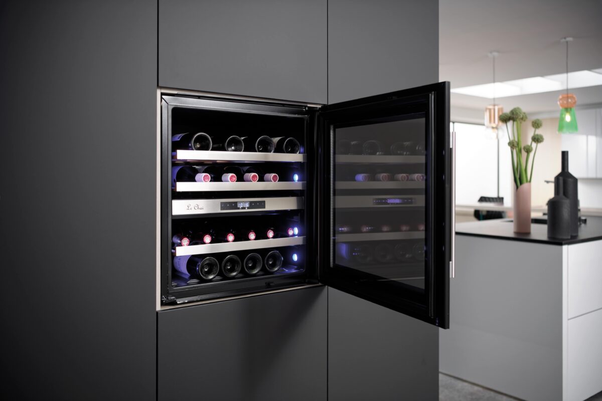 Guter Wein will gut aufbewahrt sein. Denn die Lagerungsvoraussetzungen sind entscheidend für Qualität und Geschmack. Eine sichere und zugleich optisch ansprechende Lösung: der Weinkühlschrank. Hier bietet SCHMIDT diverse Möglichkeiten, wie man diese kleinen Weinkeller in die Küche
integriert.