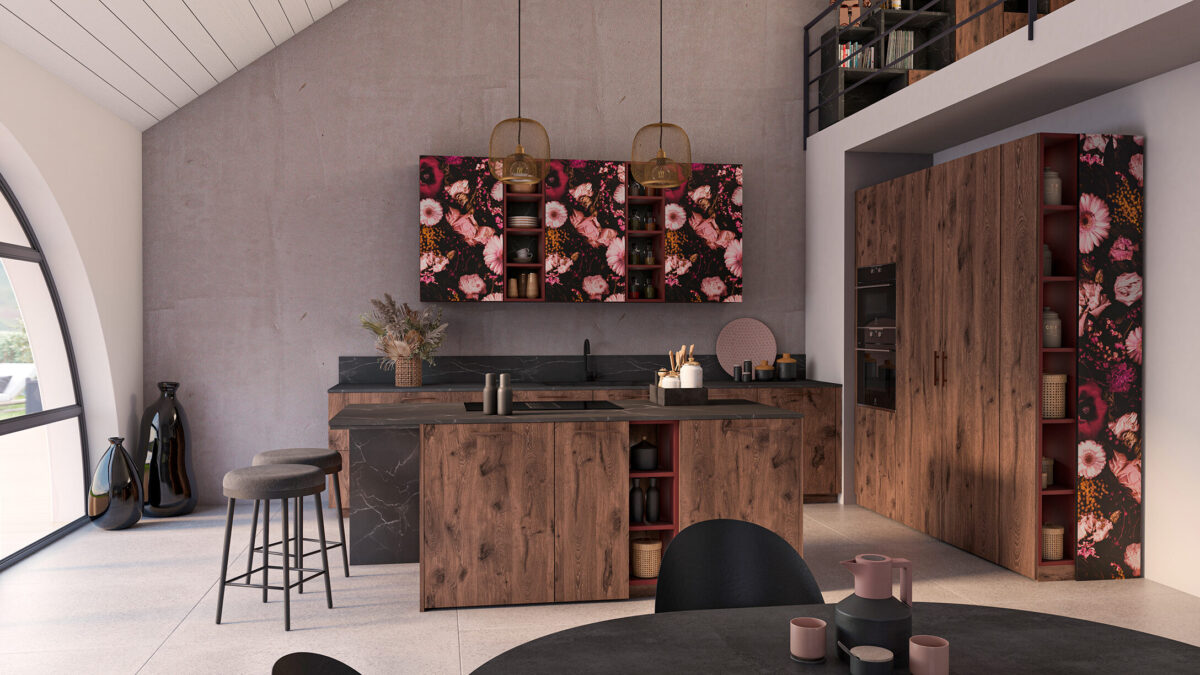 Moderne SCHMIDT-Küche mit braunen Holzschränken, floral gemusterten Print-Fronten, einer schwarzen Marmorplatte und einer Kücheninsel mit zwei Hockern. Auch dekorative Vasen und ein Esstisch sind in dem Raum zu sehen.