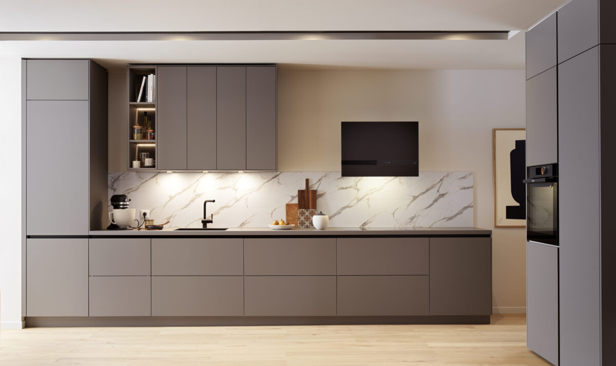 Die Küchenzeile ist der Urtyp, aus dem sich weitere Formen ableiten. Sie ist für schmale Grundrisse oft die naheliegende Lösung. Aber auch Wohnküchen wie die Arcos Nano Claystone greifen auf die einfache Bauform zurück.
