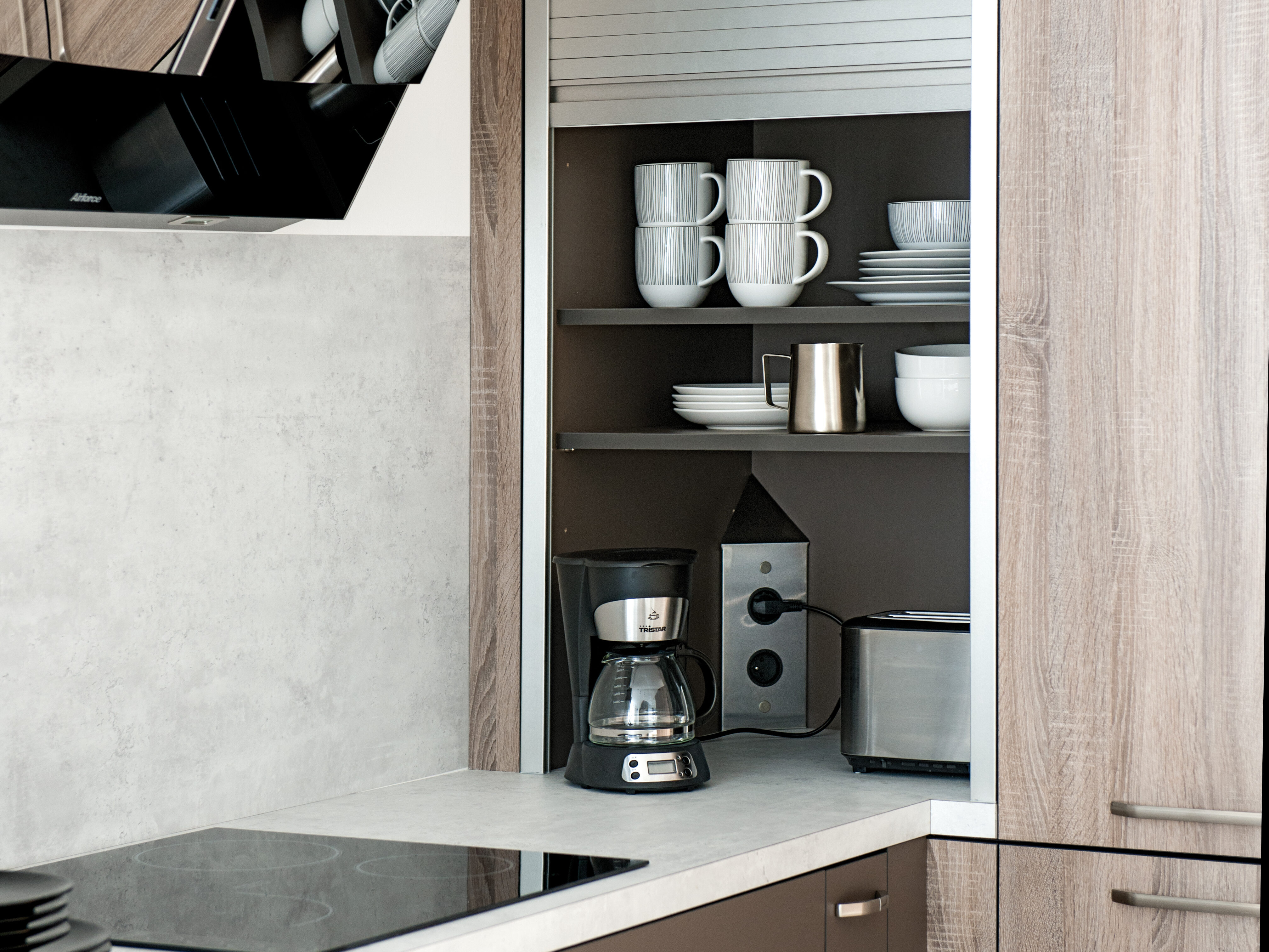 Die schönste Auszeit des Tages ist die Kaffeepause: Es lohnt sich, diesem besonderen Moment auch einen eigenen Platz in der Küche einzuräumen. 
Rollladenschränke von SCHMIDT bieten eine elegante Möglichkeit, den Vollautomaten oder Siebträger geschickt ins Küchendesign zu integrieren.