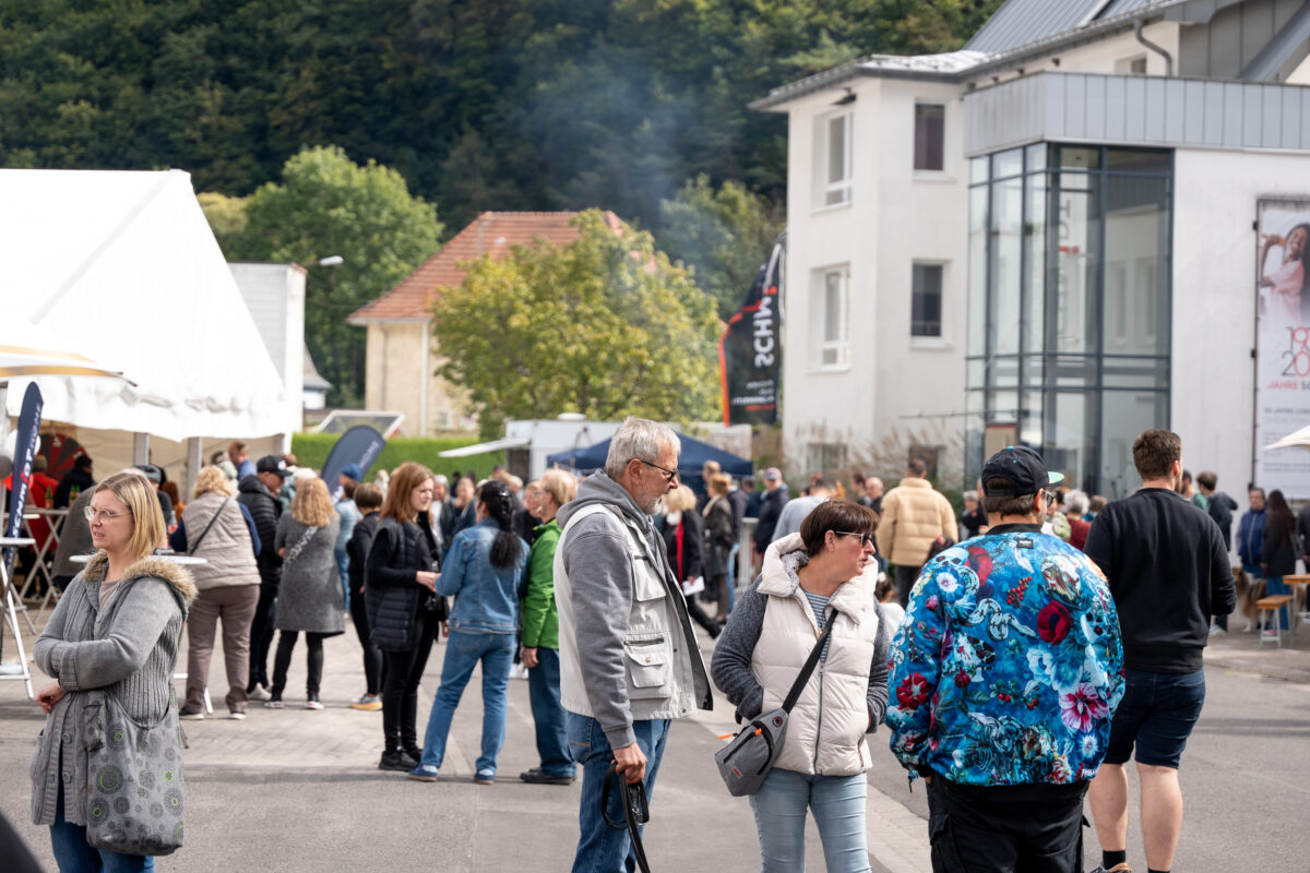 Seit 90 Jahren sorgt SCHMIDT dafür, dass Familien sich zuhause wohlfühlen – das wurde nun gebührend gefeiert. Rund 2.000 Besucher aus der ganzen Region kamen am Tag der offenen Tür zum Stammsitz nach Türkismühle. 