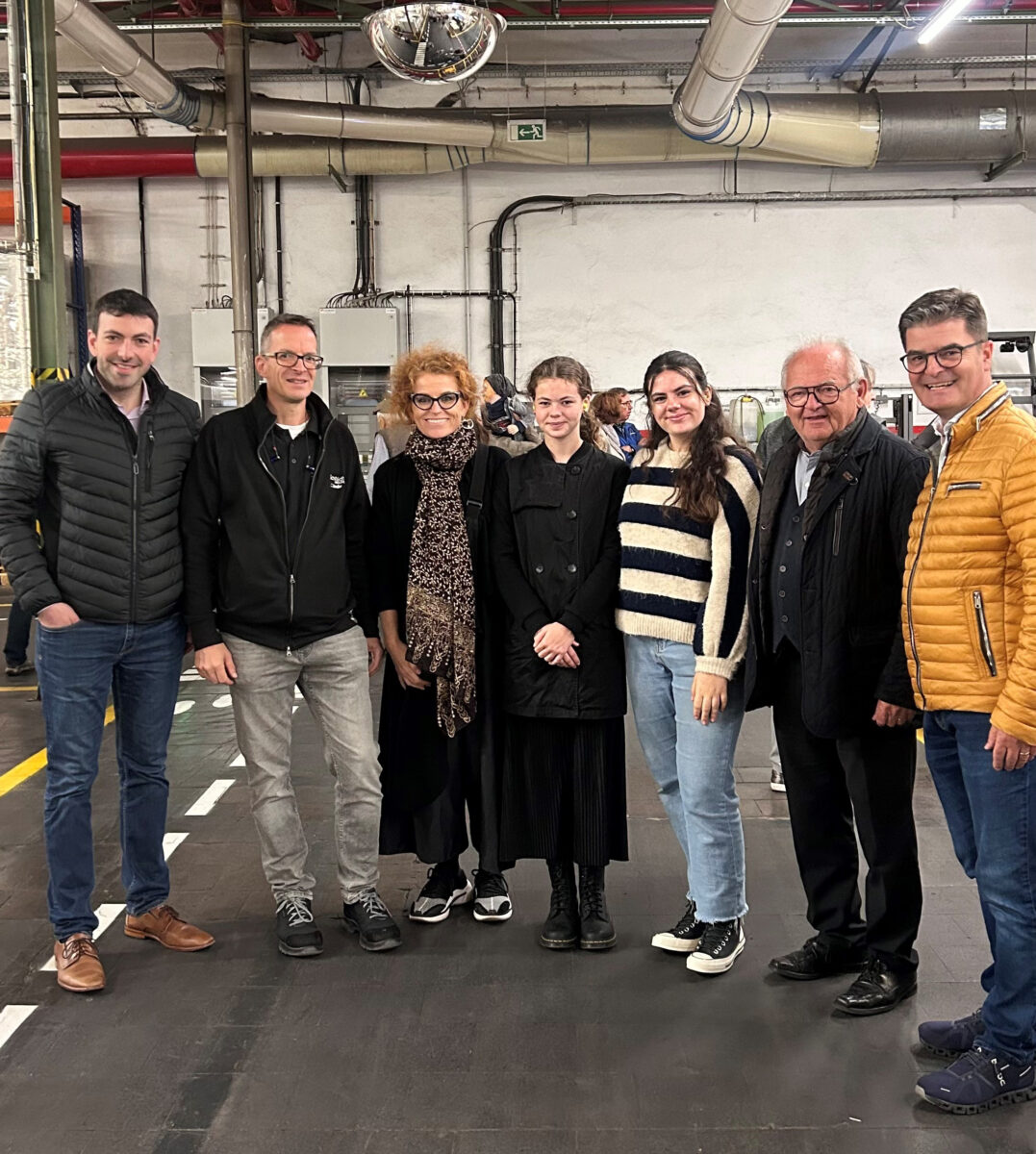 Bei den Feierlichkeiten war insbesondere auch Anne Leitzgen (3. von links) anwesend. Die Präsidentin der SCHMIDT Groupe und Enkelin des 
Firmengründers machte bei der angebotenen Werksbesichtigung auch einen Rundgang durch die Produktionshallen