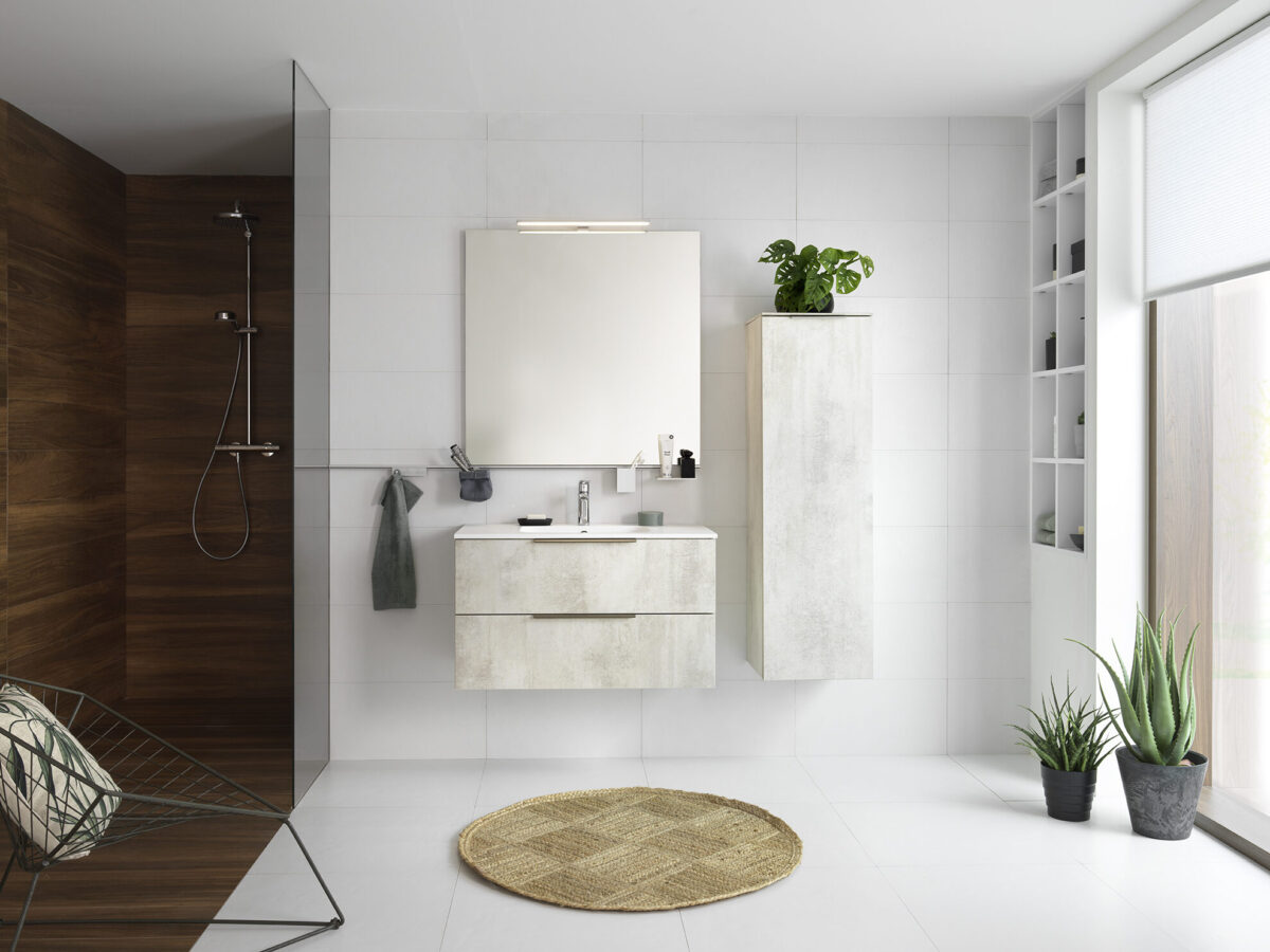 Modernes SCHMIDT Badezimmer mit weiß gefliesten Wänden, einem schwebenden Waschtisch, einem runden Spiegel, einem Hochschrank, Topfpflanzen, einem Weidenteppich und einer Dusche in Holzoptik mit Glaswand. Natürliches Licht fällt durch ein großes Fenster ein.