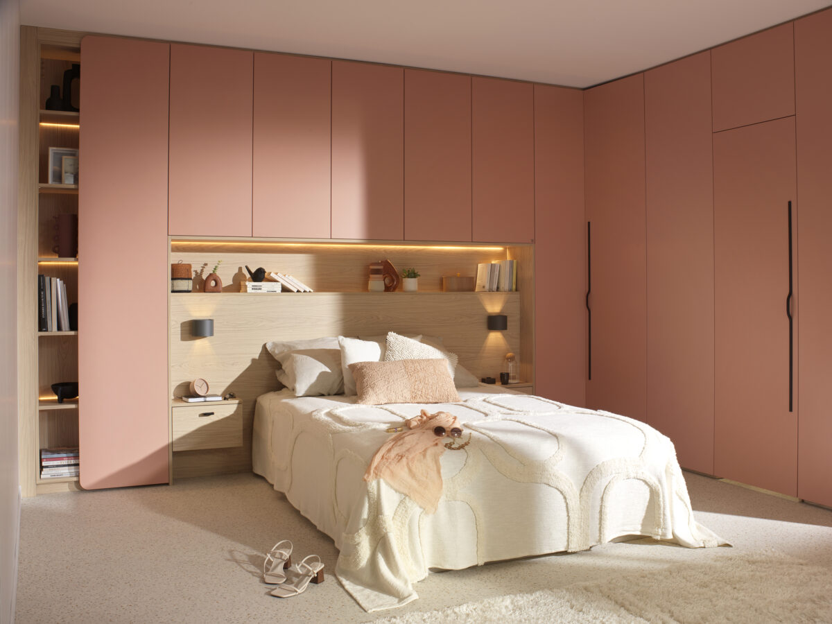 Schlafzimmerschrank in der Farbe Peach mit abgerundeter Tür-Kante