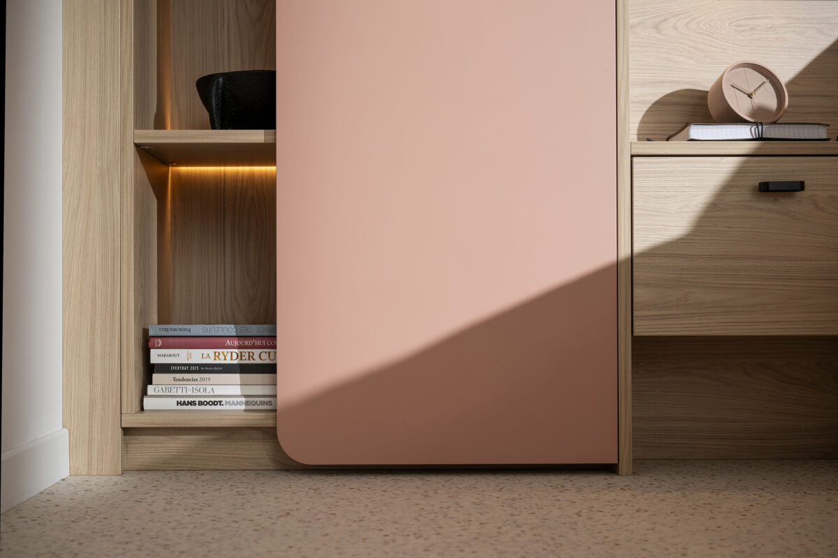 Detailfoto abgerundete Tür eines Schlafzimmerschrankes in der Farbe Peach