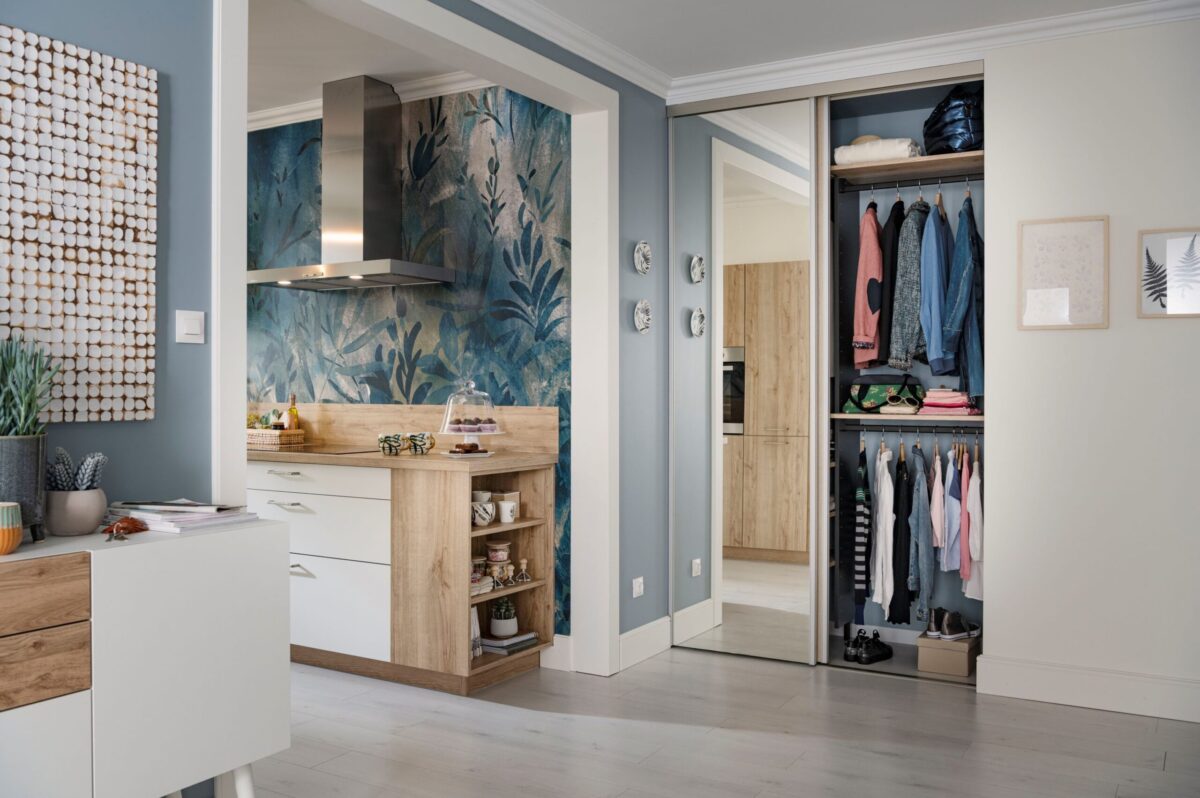 Der raumhohe Garderobenschrank mit Spiegeltür vergrößert optisch den Flur.