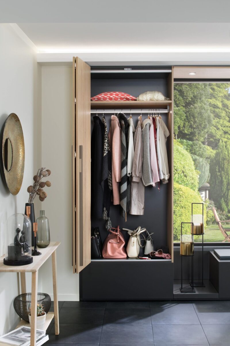 Jacken und Mäntel finden ihren Platz in diesem Gaderobenschrank mit Falttür.
