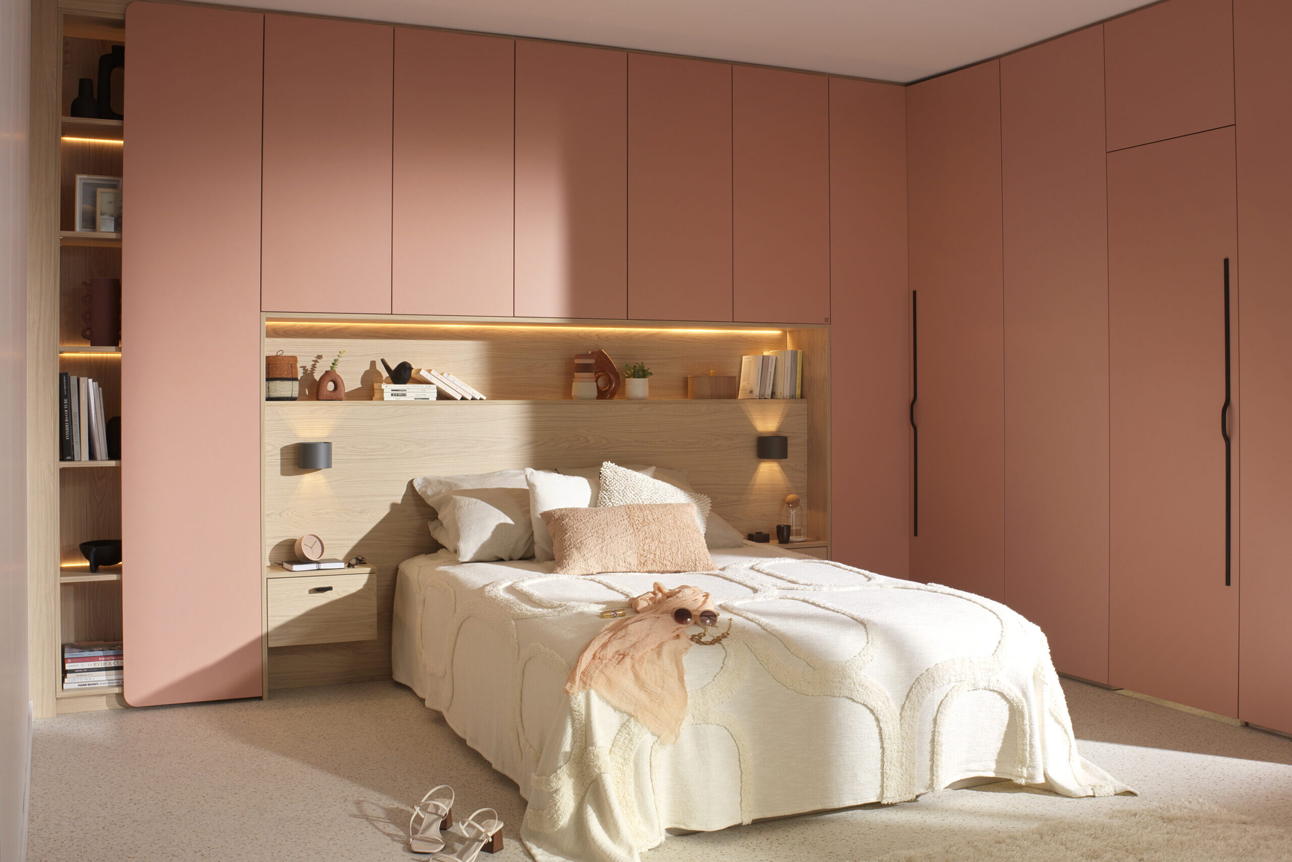 Das Bett wird vom Einbauschrank eingerahmt.