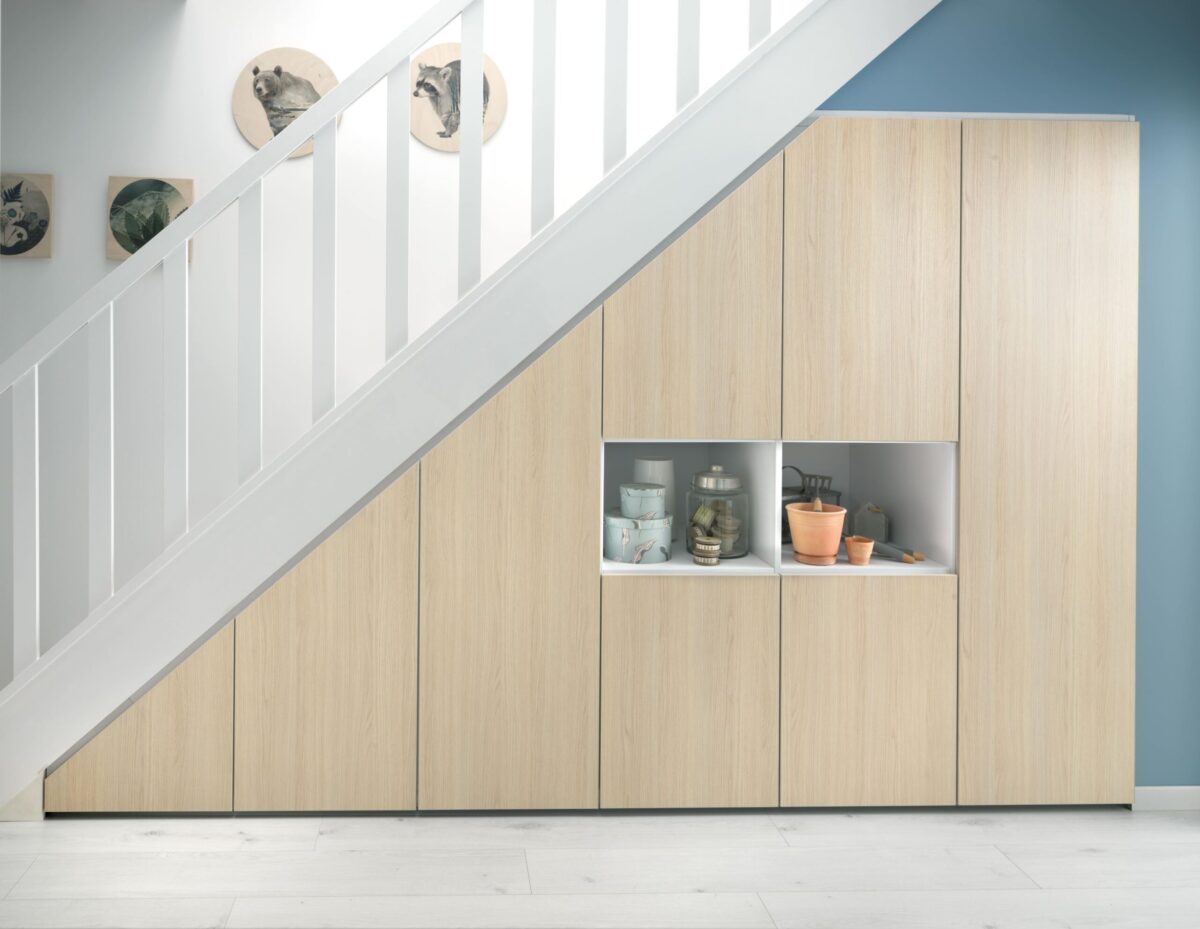 Der Einbauschrank unter der Treppe ist genau eingepasst und nutzt nun den Platz optimal aus.