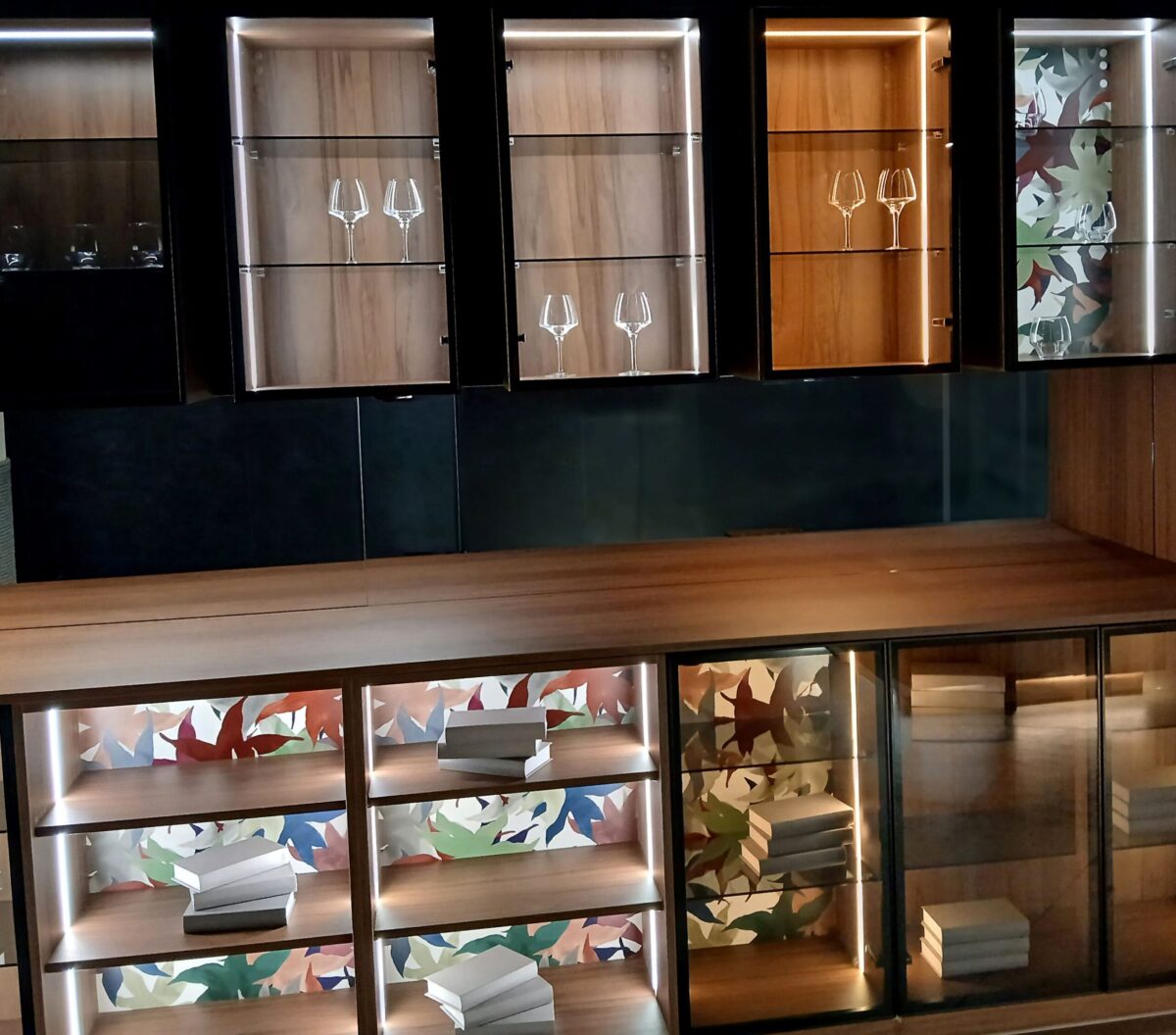 Bücher können in einer Glasvitrine mit LED-Beleuchtung stimmungsvoll in Szene gesetzt werden