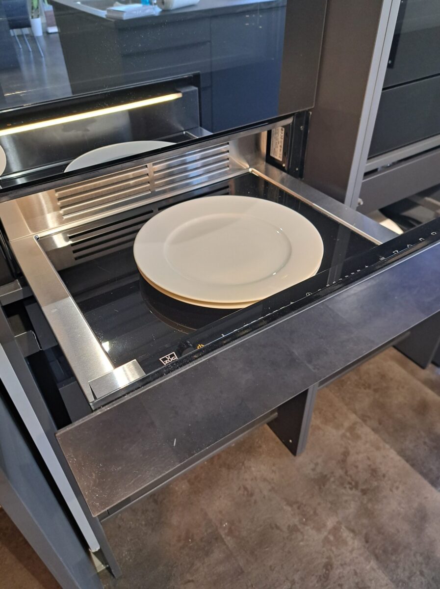 Einbau-Wärmeschublade von VZUG mit Glasplatte.