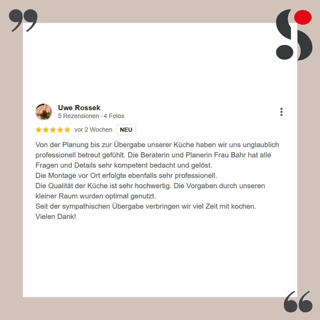 Eine Google-Bewertung mit fünf Sternen von Uwe Rossek lobt SCHMIDT Küchenstudio und Wohnwelten für die professionelle Küchenplanung, die hochwertige Montage, die hervorragende Kommunikation und die optimale Raumnutzung.