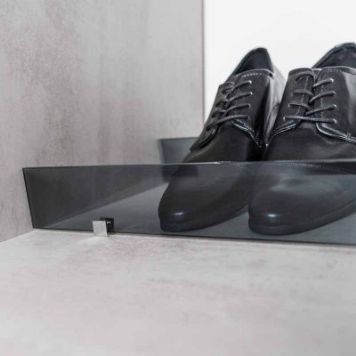 Fachböden mit Halterung für Schuhe