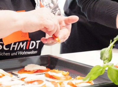 Die Blätterteigschnitten werden belegt