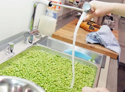 Erbsen abschrecken für schöne Farbe