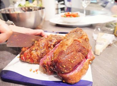 Das Rindfleisch wird geschnitten