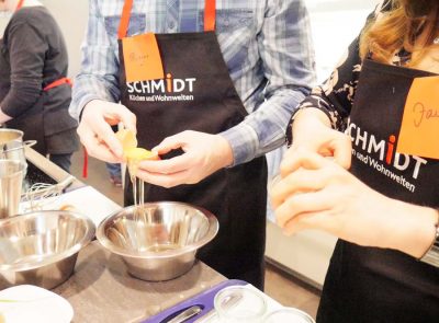 geschäftiges Werkeln in der Küche bei Schmidt