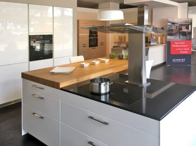 Musterküche mit Massivholztresen