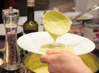 Die Erbsenschaumsuppe wird angerichtet